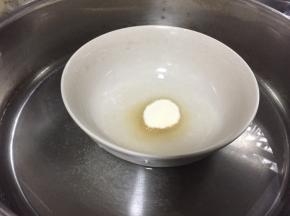 开始做慕斯层，鱼胶粉倒入10g清水融化