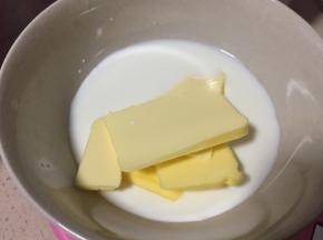 黄油和牛奶放入烤箱或者微波炉加热融化成液体