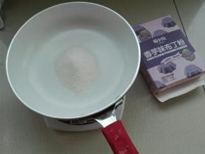 小锅中放入香芋味布丁粉