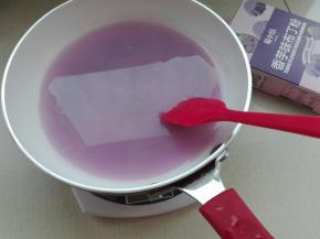 倒入沸腾热水，搅拌均匀