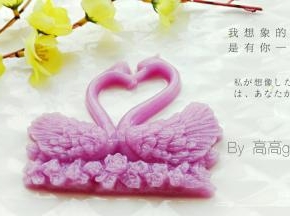 非常轻松的脱模，模具中天鹅的每一处细节都清晰逼真