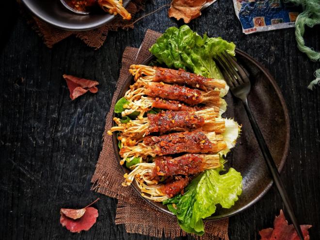 黑胡椒蒜香烤肥牛金针菇卷