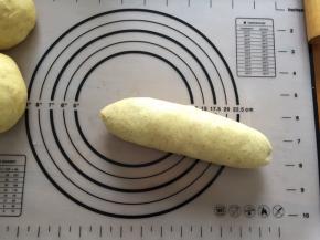 从上向下卷起，捏紧封口处