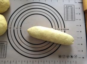 从上向下卷起，捏紧封口处