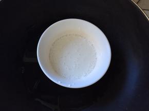 趁发酵的时间来做麻薯，将除黄油以外的东西全部放入碗里，搅拌均匀，放入锅里中火蒸10分钟