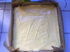 将蛋糕糊倒入烤盘，放入预热好的烤箱140度20分钟，上下火