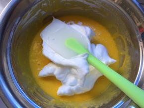 将一半蛋白放入蛋黄中，从下往上搅拌均匀