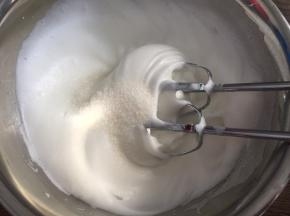 然后高速打发至有纹路状态，加入最后的白砂糖