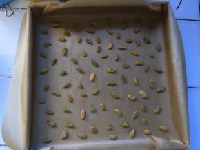 烤盘中铺上葡萄干