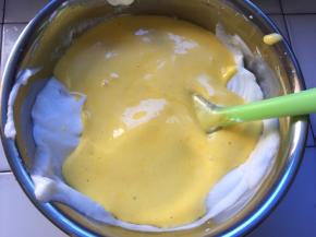 倒回蛋白盆中继续搅拌均匀