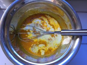 加入玉米油和纯牛奶搅拌均匀