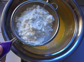 筛入低筋面粉搅拌均匀，Z字行搅拌，不能画圈搅拌