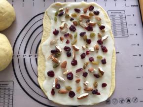 将麻薯放在擀好的面团上，放入干果