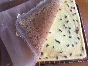 出炉，倒扣撕掉油纸，放一张新油纸在上面，翻面