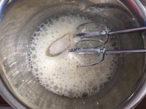 蛋白加入柠檬汁，低速打发至粗泡状态，加入三分之一的白砂糖