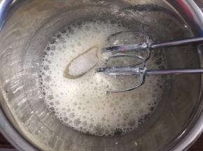 蛋白加入柠檬汁，低速打发至粗泡状态，加入三分之一的白砂糖