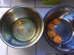 将蛋白和蛋黄分离，蛋白盆中应无油无水无蛋黄