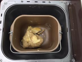 加入软化的黄油，再次和面30分钟