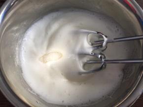 中速打发至粗泡消失，加入三分之一白砂糖