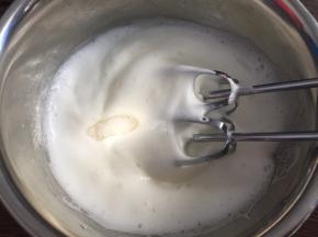 中速打发至粗泡消失，加入三分之一白砂糖