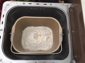 将黄油以上材料全部加入面包机，和面20分钟