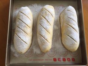 二次发酵完后，筛上一层薄薄的高筋面粉，用尖锐的刀片划出图案，放入预热好的烤箱160度，上下火，18分钟