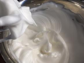 打发至9分发，拉起打蛋头有弯勾状态