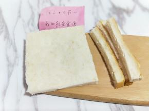 将吐司四周边切掉，如图。两片切好。