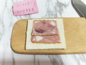 再把培根切小块放在吐司上。