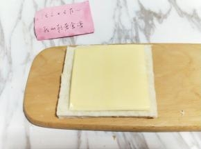 再放上芝士片。(芝士片去掉外皮)