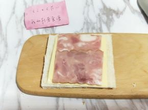 再放上两片培根。