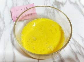 鸡蛋敲大口器具中，用筷子打散。