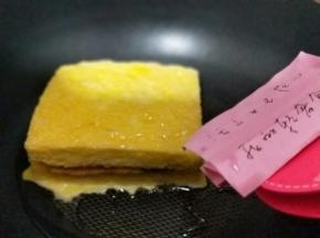 平底锅中刷少许食用油，放入沾满蛋液的吐司。