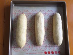 放入烤箱二次发酵30分钟，烤箱下面放一碗热水