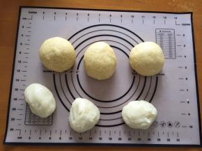 分成均等的三份，麻薯也一样，将麻薯放入保鲜袋待用，面团盖上保鲜膜松弛15分钟