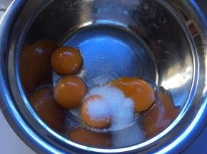 蛋黄加入白砂糖搅拌均匀