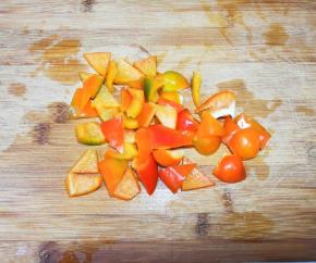 红椒洗净切小块╮（╯＿╰）╭