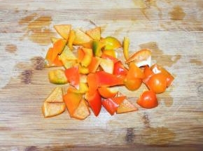 红椒洗净切小块╮（╯＿╰）╭