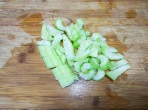 西芹撕去丝洗净切片