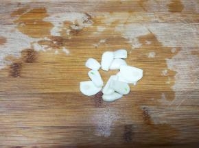蒜瓣剥去皮切片