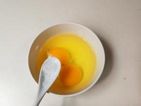 鸡蛋打入碗里放少许盐
