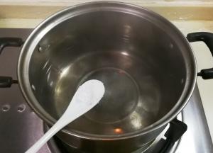 锅中烧开水放入一小勺盐
