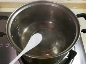 锅中烧开水放入一小勺盐