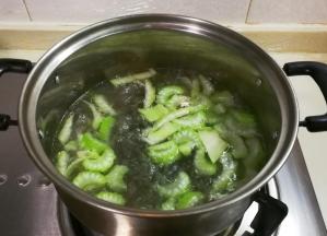 放入西芹烧开捞出来