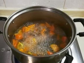 放入花椒烧开捞出来