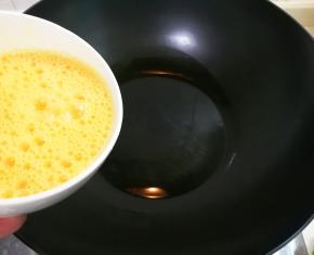炒锅烧热放入适量食用油放入蛋液