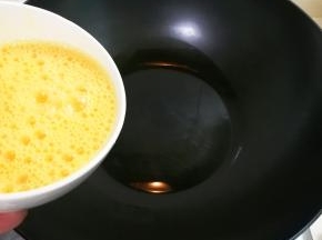 炒锅烧热放入适量食用油放入蛋液