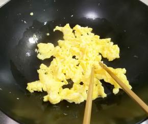 用筷子轻轻从锅边往中间划，快完全凝固时候快速滑散盛出来