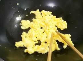 用筷子轻轻从锅边往中间划，快完全凝固时候快速滑散盛出来