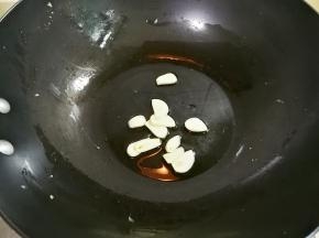 放入适量食用油放入蒜片煸香